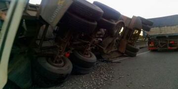 Un camión volcó sobre la ruta 34 y sus dos ocupantes salieron sin heridas\u002E Imagen Ilustrativa\u002E