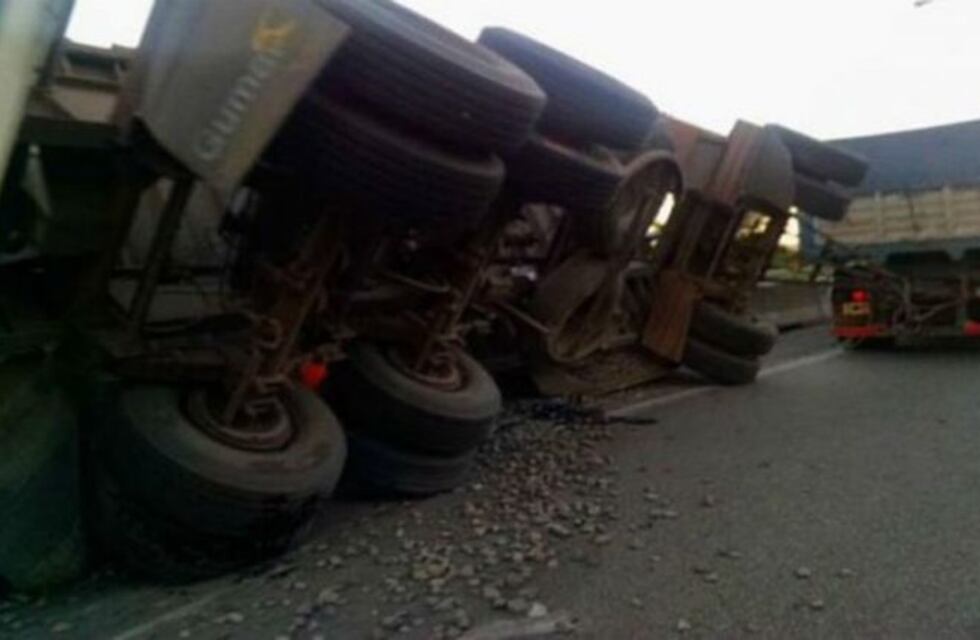 Un camión volcó en la ruta 34 y sus dos ocupantes salieron ilesos