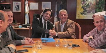 En el despacho del intendente, Quiroga y Garavano acordaron seguir trabajando juntos por la ciudad\u002E (Foto: Silvina Cardell)