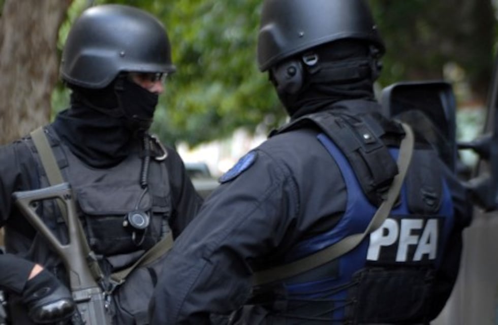 Ocho detenidos y secuestro de drogas en varios allanamientos