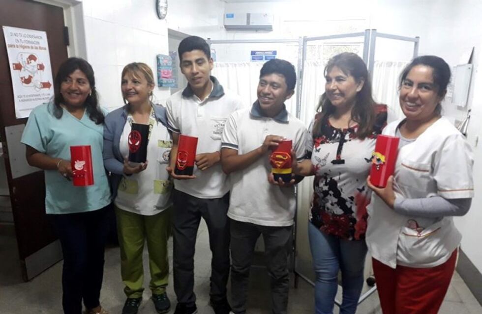 Alumnos crearon portasueros de superhéroes para los niños del hospital de Orán