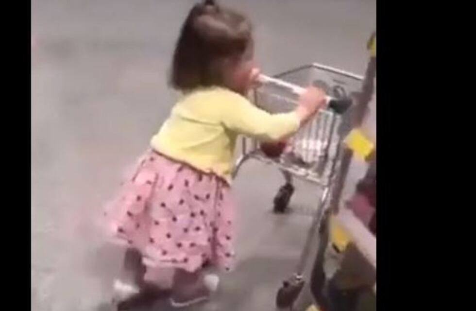Viral: una tierna niña hacía las compras hasta que se puso en "modo diablo" y sorprendió a su mamá