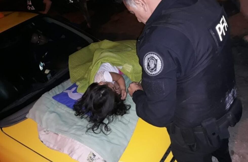 Un policía logró reanimar a una nena de dos años que no podía respirar