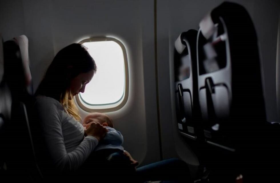 KLM le pidió a las madres que se tapen al amamantar a sus bebés y la destrozaron en internet