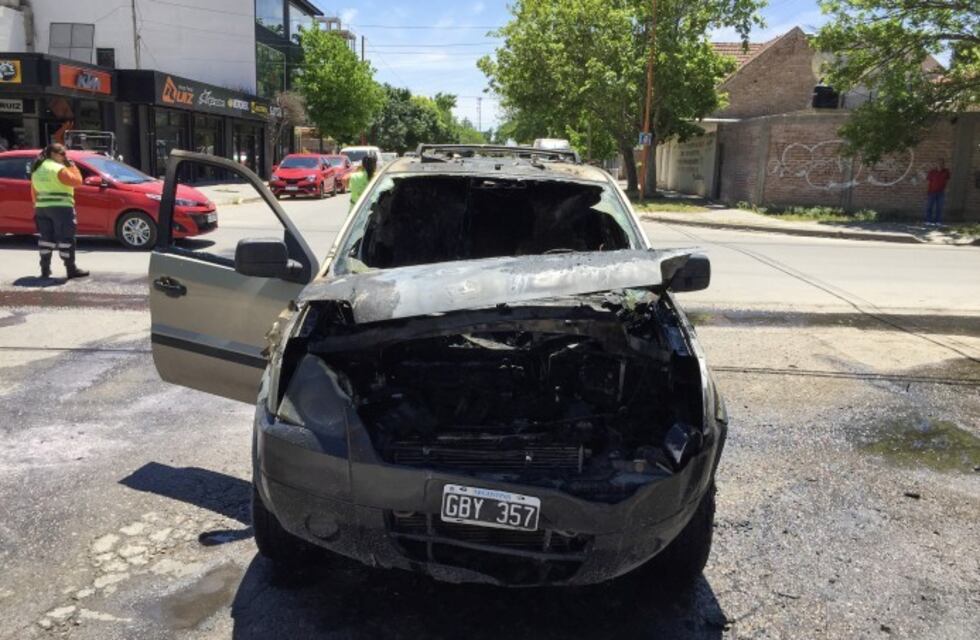 Se incendió una camioneta en el centro de Cipolletti
