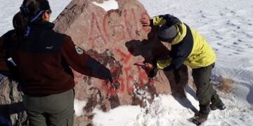 Guardaparques tuvieron que limpiar piedras rayadas con aerosol en el Aconcagua\u002E