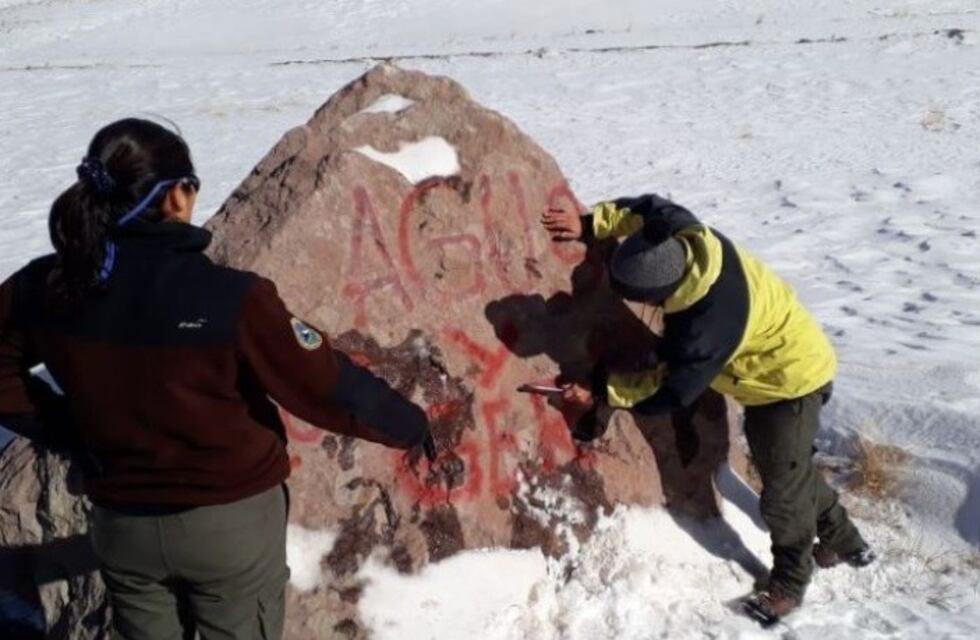 Cerro Aconcagua: guardaparques limpiaron piedras estropeadas con aerosol