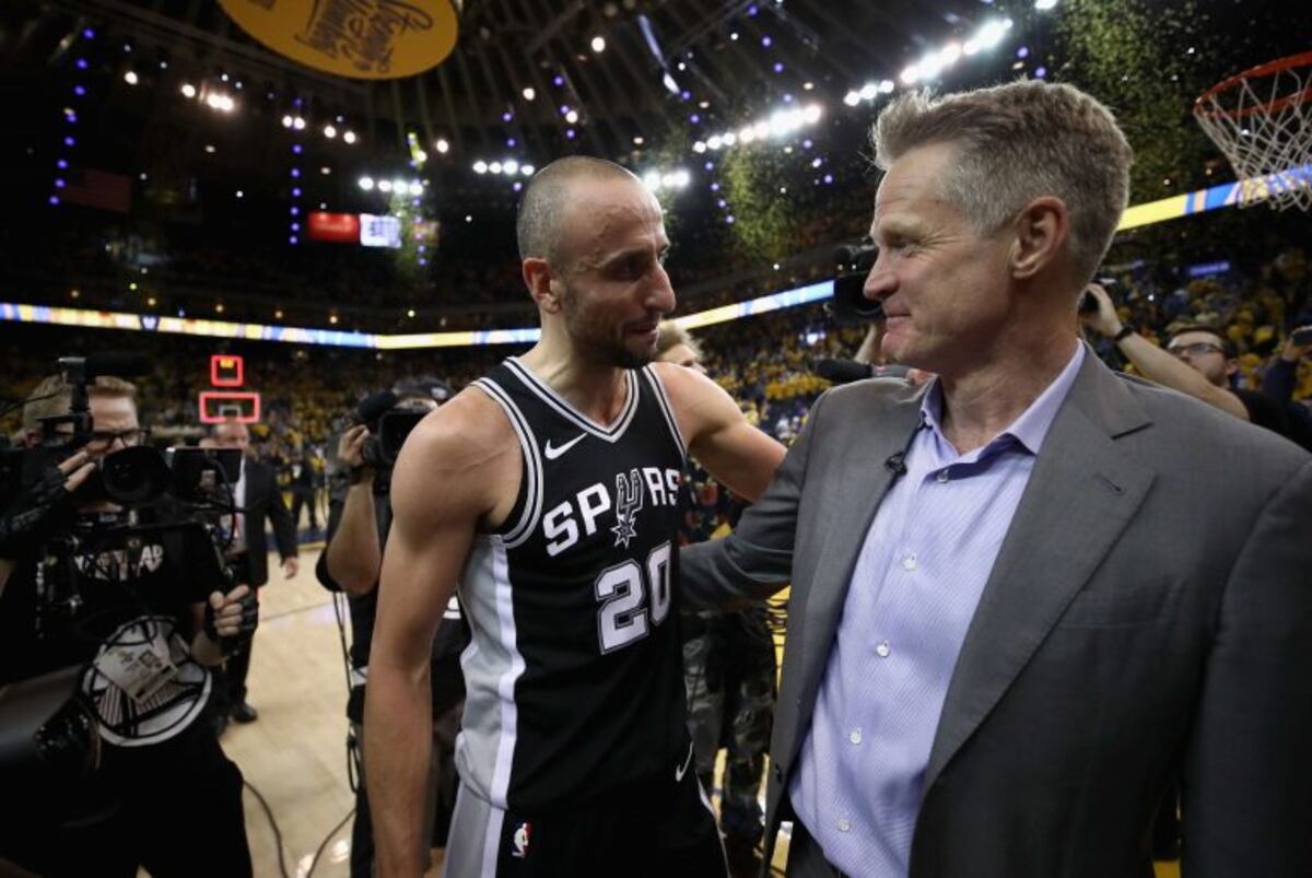 Steve Kerr, entrenador de Golden State, le pide a Manu Ginóbili que siga jugando un año más en la NBA\u002E Ezra Shaw/Getty Images/AFP