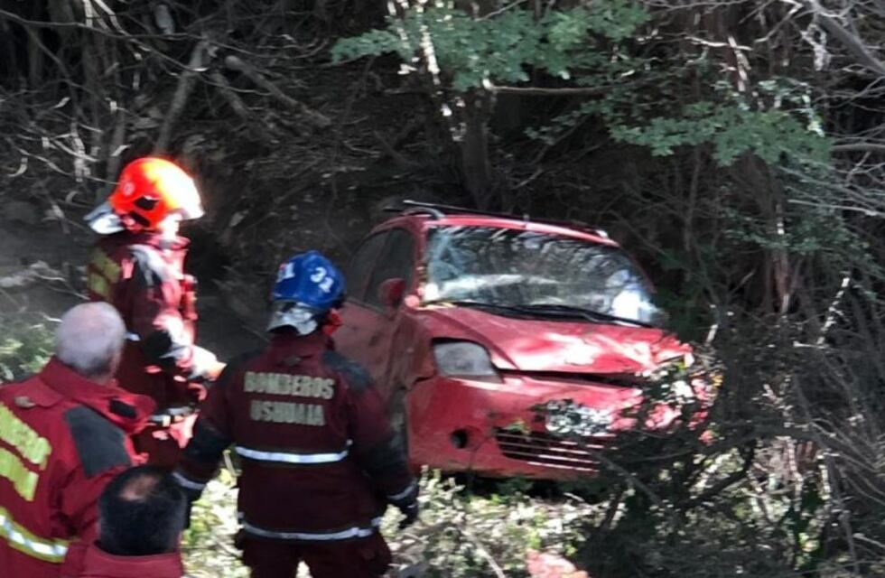 Cayó con su auto desde un barranco por estar borracho