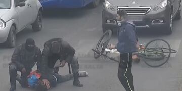 Ciclistas denunciaron agresión policial pero luego se difundió un video donde destrozan un auto\u002E (911)