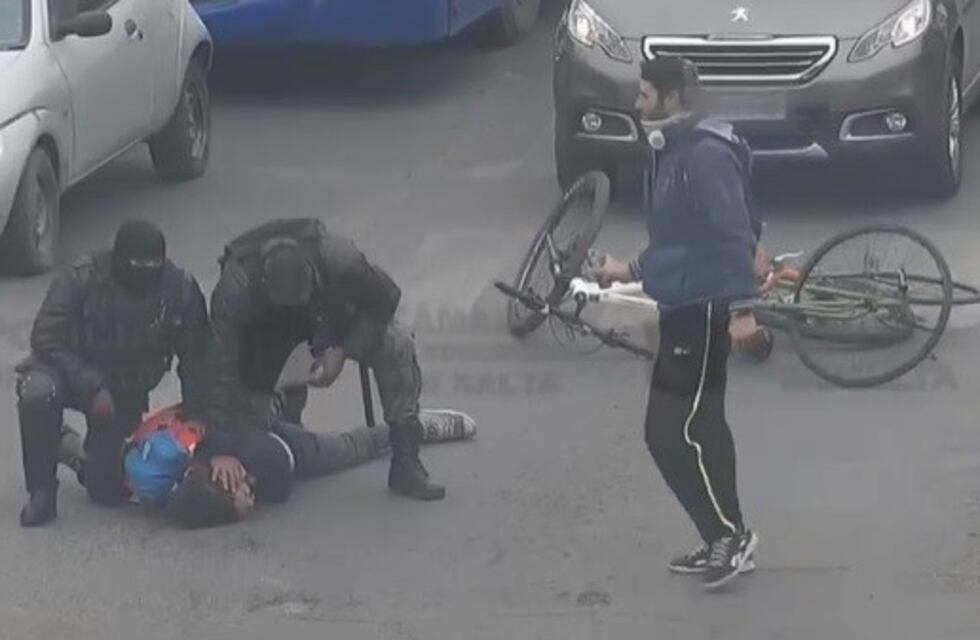 Ciclistas denunciaron agresión policial pero luego se difundió un video donde destrozan un auto