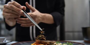 nueva tendencia de la alimentacion salto gourmet de la capital en la última tendencia alimentaria mundial restaurante preparacion platos con insecto \r\n\r\n\r\nThis photo taken on August 15, 2017 shows edible winged ants being placed on a fish fillet inside the kitchen of Insects in the Backyard, which says it offers the first insect-based fine-dining menu, in Bangkok\u002E\r\nBugs are creeping onto the menu of some of Bangkok's high-end restaurants as the capital's gourmands leap on the latest global food trend with a sustainable agenda\u002E / AFP PHOTO / Lillian SUWANRUMPHA / TO GO WITH Thailand-food-insects-lifestyle, FEATURE by Sippichai KUNNUWONG and Delphine THOUVENOT\r\n bangkok tailandia gusanos de seda comestibles primer menu fino basado en insectos insectos en el menu de algunos de los restaurantes de gama alta