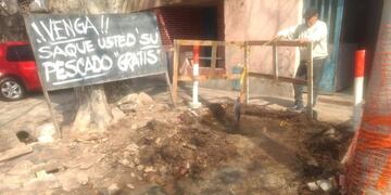 Vecinos pusieron un cartel por la rotura de un caño de agua\u002E (Pedro Levy)