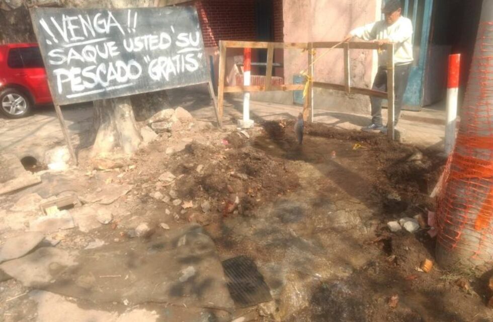 ¡A tirar la caña! La ingeniosa puesta en escena que montaron vecinos hartos de una pérdida de agua