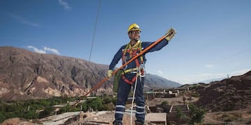 Trabajador de redes eléctricas, en Jujuy