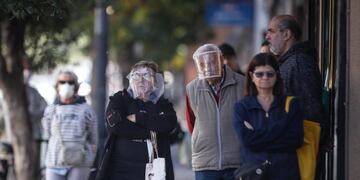 AME1984\u002E BUENOS AIRES (ARGENTINA), 11/04/2020\u002E- Ciudadanos hacen fila en un supermercado este sábado, en Buenos Aires (Argentina)\u002E Argentina se encuentra en cuarentena obligatoria desde el 20 de marzo y ahora se prepara para la extensión del aislamiento social preventivo y obligatorio hasta el 26 de abril, ordenado por el Gobierno\u002E Hasta el momento el país registra 1\u002E975 casos confirmados de COVID-19, de los cuales 82 fallecieron, según el último informe del Ministerio de Salud\u002E EFE/ Juan Ignacio Roncoroni