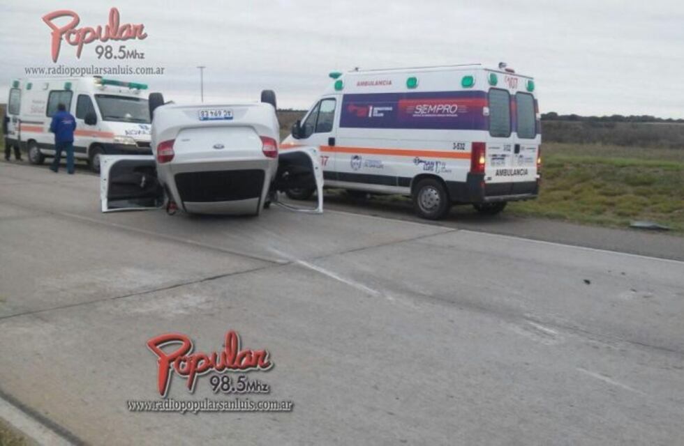 Un auto se despistó y dio varias vueltas en la autopista