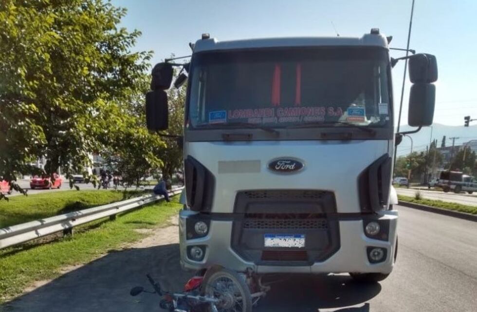 Un muerto en el choque entre una moto y un camión en avenida Tavella