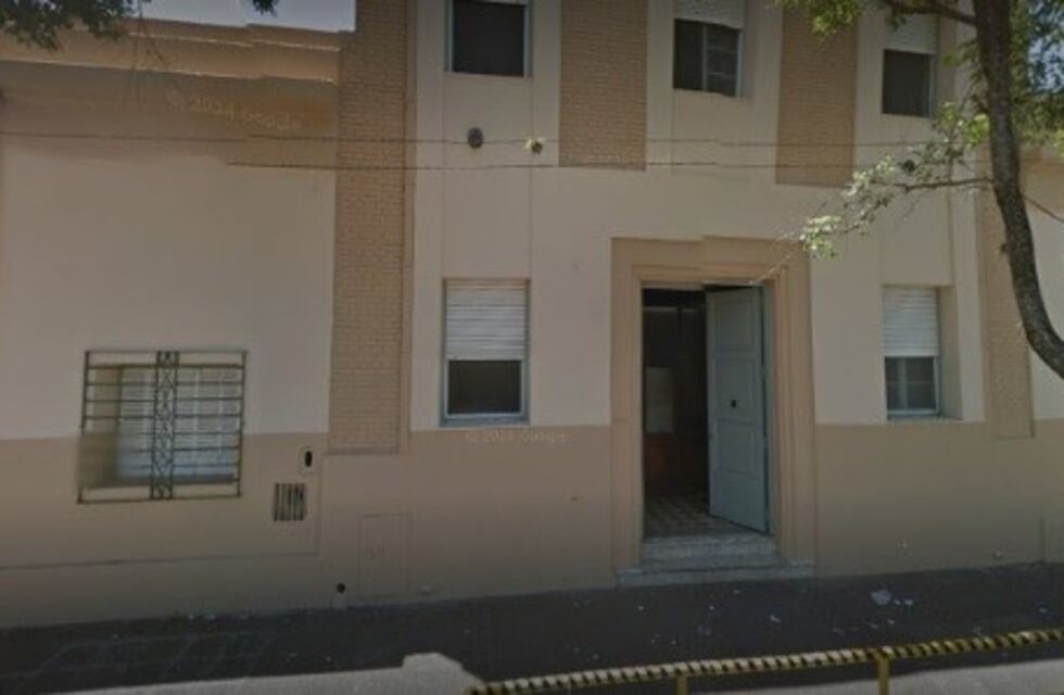 Joven incrustó su auto contra el frente de un colegio: tenía 2.7 gramos de alcohol en sangre