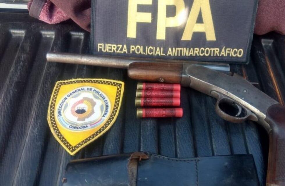 Lo frenaron en un control, quiso esconder un pistolón y terminó detenido