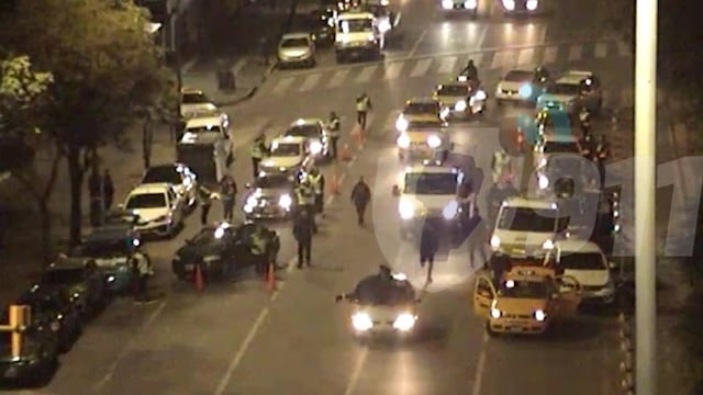 El automovilista arrastró al policía de tránsito durante varios metros.