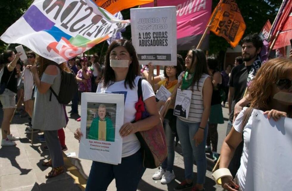 Decenas de personas marcharon en Gonnet para "repudiar" al sacerdote Eduardo Lorenzo