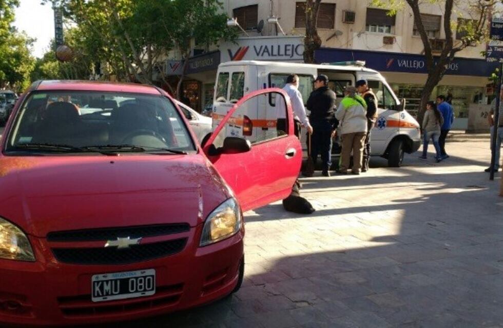 Se descompuso y metió su auto en la peatonal de San Juan