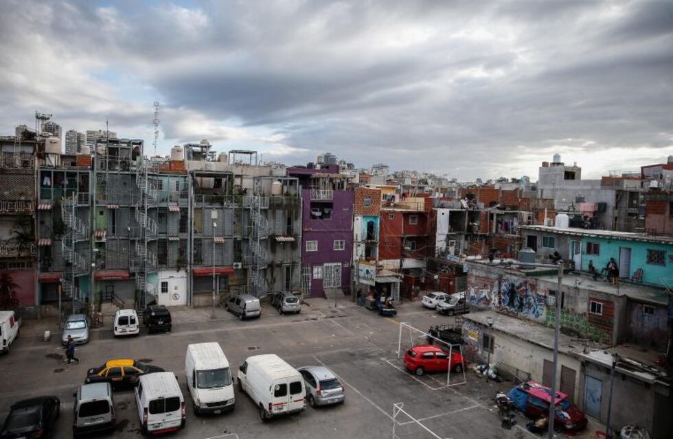 Detuvieron a un hombre que atacó a botellazos a su expareja y le rompió el botón antipánico