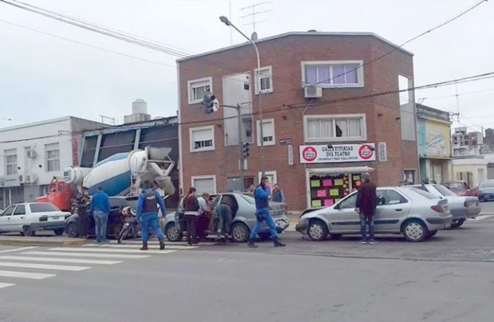 Una mujer debió ser hospitalizada tras un choque múltiple sobre avenida Moreno