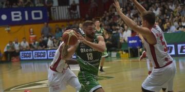 Atenas e Instituto protagonizaron una nueva edición del clásico de la Liga Nacional de Básquet\u002E