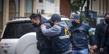 Miembros de la policía custodian hoy martes el traslado de Facundo Melo imputado en la causa de espionaje que involucra al expresidente Mauricio Macri\u002E (EFE)