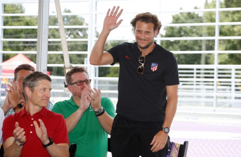 El uruguayo Forlán y Bebelo Reynoso, confirmados para la despedida del Cholo Guiñazú