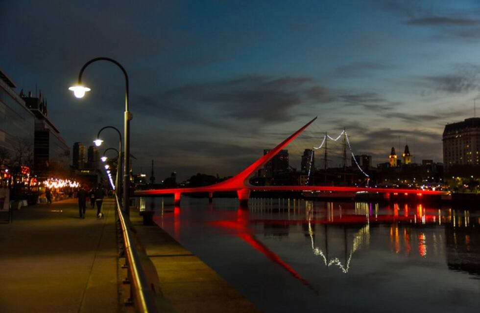 Edificios porteños se tiñen de rojo en la semana contra la Explotación Sexual y la Trata de Personas