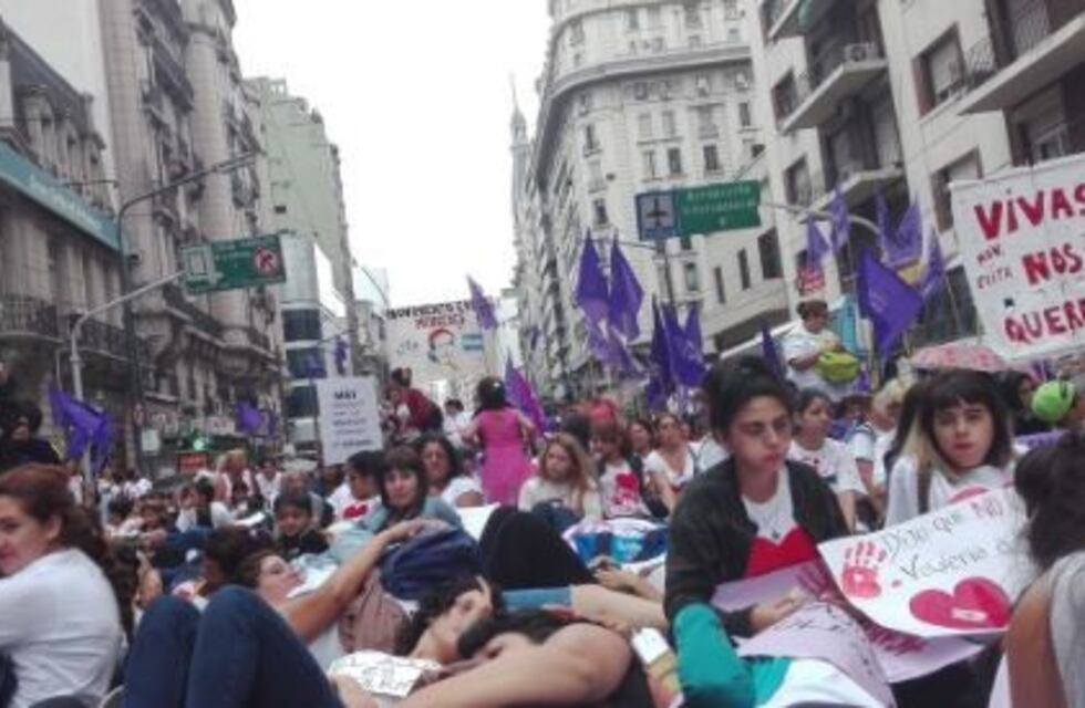 Cientos de mujeres se manifiestan en el Congreso reclamando mayor presupuesto para políticas de género