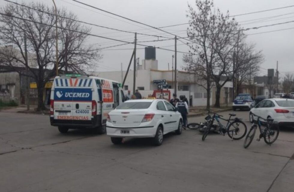 Accidente de tránsito: un remis colisionó contra una moto en Av. Juan de Garay y Colón