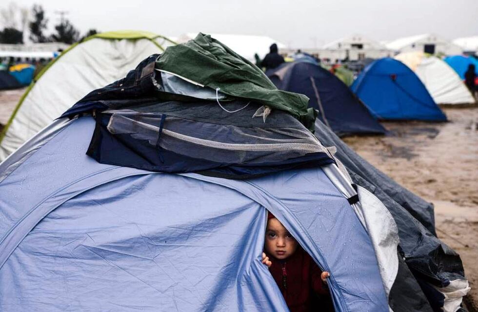 Cientos de personas pasan la noche en carpas y autos por un nuevo sismo en Grecia