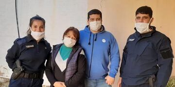 Los policías héroes con los padres del bebé\u002E