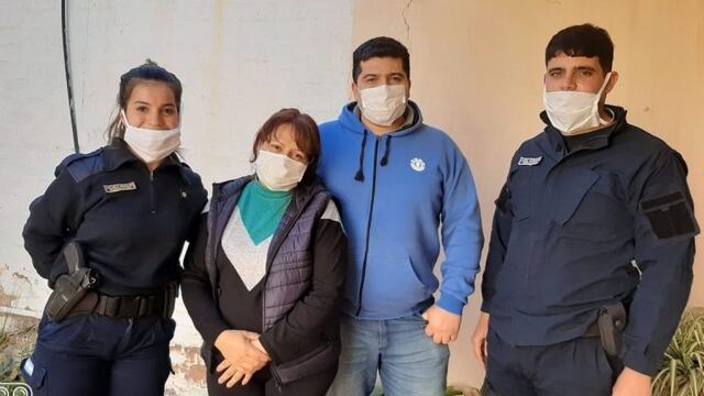 Los policías héroes con los padres del bebé\u002E