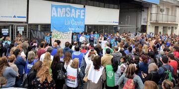 Familiares y compañeros de Vanesa Castillo se manifestaron frente al Ministerio Público de la Acusación\u002E (Amsafe)