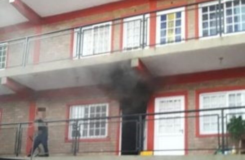 Dejó la estufa encendida y tras un descuido se le incendió su departamento