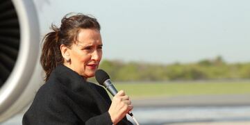 BAS01. EZEIZA (ARGENTINA), 21/09/2016.- La vicepresidenta argentina, Gabriela Michetti, pronuncia un discurso durante la conmemoraciu00f3n del 70 aniversario del inicio de los vuelos de la aerolu00ednea Iberia entre Espau00f1a y Amu00e9rica Latina hoy, miu00e9rcoles 21 de septiembre de 2016, en el aeropuerto de Ezeiza, cerca de Buenos Aires (Argentina). EFE/Alberto Ortiz ezeiza Gabriela Michetti 70 aniversario del inicio de los vuelos de la aerolu00ednea Iberia entre Espau00f1a y Amu00e9rica Latina acto en el aeropuerto de ezeiza