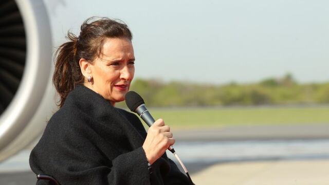 BAS01. EZEIZA (ARGENTINA), 21/09/2016.- La vicepresidenta argentina, Gabriela Michetti, pronuncia un discurso durante la conmemoraciu00f3n del 70 aniversario del inicio de los vuelos de la aerolu00ednea Iberia entre Espau00f1a y Amu00e9rica Latina hoy, miu00e9rcoles 21 de septiembre de 2016, en el aeropuerto de Ezeiza, cerca de Buenos Aires (Argentina). EFE/Alberto Ortiz ezeiza Gabriela Michetti 70 aniversario del inicio de los vuelos de la aerolu00ednea Iberia entre Espau00f1a y Amu00e9rica Latina acto en el aeropuerto de ezeiza