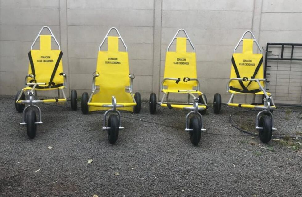 El Club de Cazadores dona cuatro sillas anfibias al Municipio