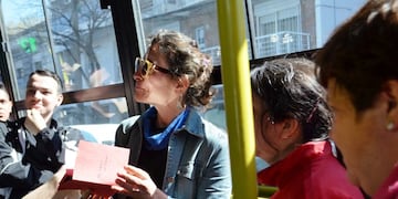 Pasajeros del transporte público disfrutaron de lecturas de autores locales (Municipalidad de Rosario)