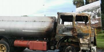 Manifestantes incendiaron un camiu00f3n que atropellu00f3 y matu00f3 a un trabajador en San Lorenzo.