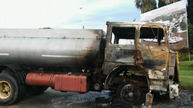 Manifestantes incendiaron un camiu00f3n que atropellu00f3 y matu00f3 a un trabajador en San Lorenzo.