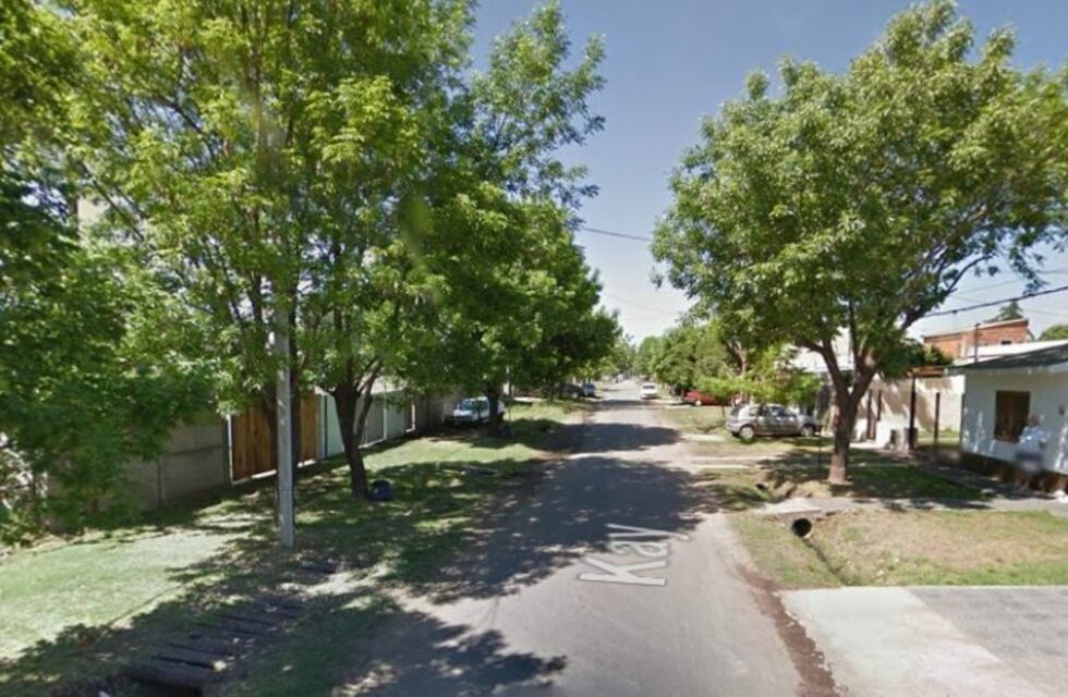 Tres asaltantes que sorprendieron a una joven en su casa huyeron con 220 mil pesos y el auto de la víctima