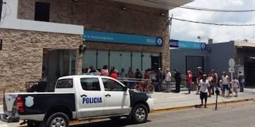 Robaron la sucursal del Banco Nación en Isidro Casanova y mataron a un cajero durante la fuga\u002E (Web)