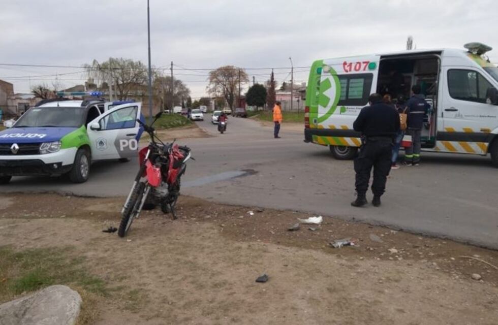 Un motociclista fue hospitalizado tras chocar contra una combi
