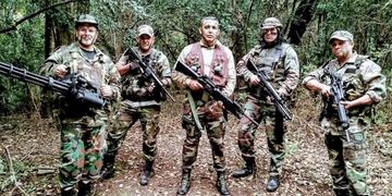 Julio Nieva, al centro y como jefe de la patrulla que enfrentará al letal alienígena\u002E